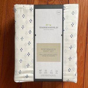 NWT King size Threshold performance sheet set